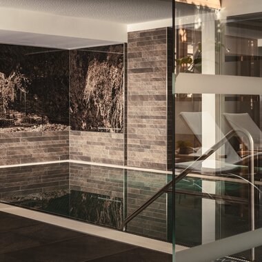 Indoor Pool & Liegen im Sunnsait Spa | © Karin Pasterer