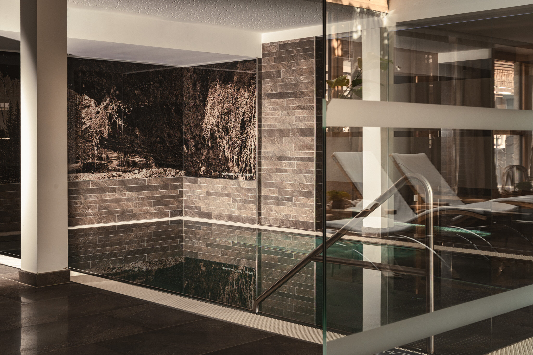 Indoor pool & loungers at Sunnsait Spa | © Karin Pasterer