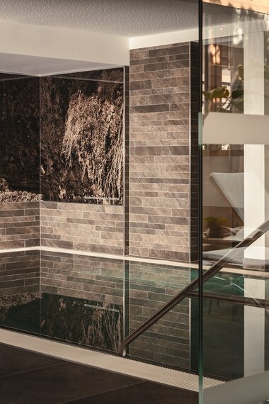 Indoor Pool & Liegen im Sunnsait Spa | © Karin Pasterer