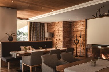 Sunnsait Lounge mit Tischen, Stühlen und Kaminen | © Karin Pasterer
