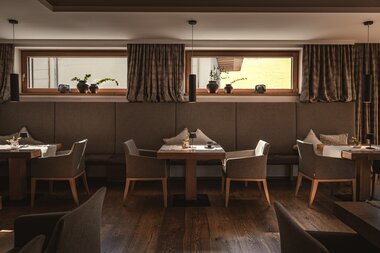 Sunnsait Lounge mit Tischen, Stühlen und Kaminen | © Karin Pasterer
