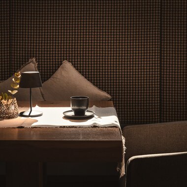 Sunnsait Lounge mit Tischen, Stühlen und Kaminen | © Karin Pasterer