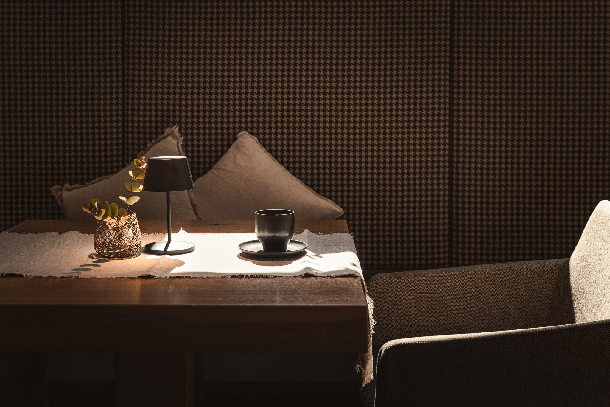 Sunnsait Lounge mit Tischen, Stühlen und Kaminen | © Karin Pasterer