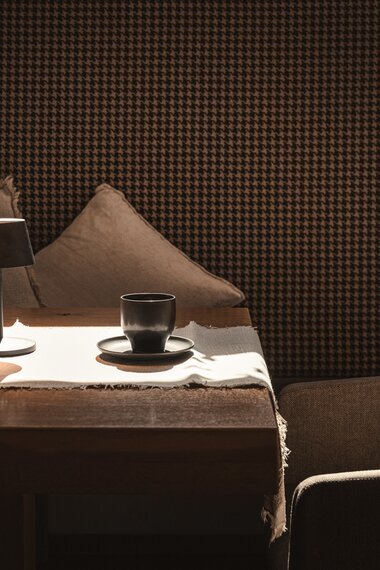Sunnsait Lounge mit Tischen, Stühlen und Kaminen | © Karin Pasterer