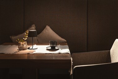 Sunnsait Lounge mit Tischen, Stühlen und Kaminen | © Karin Pasterer