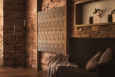 Sunnsait Lounge mit Tischen, Stühlen und Kaminen | © Karin Pasterer