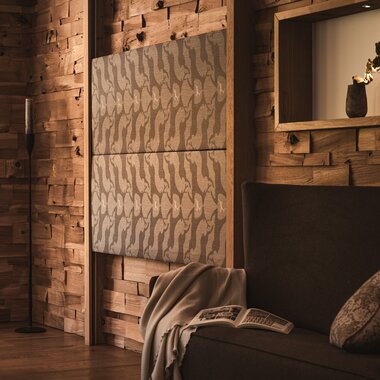 Sunnsait Lounge mit Tischen, Stühlen und Kaminen | © Karin Pasterer