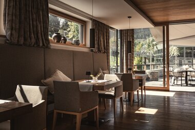 Sunnsait Lounge mit Tischen, Stühlen und Kaminen | © Karin Pasterer