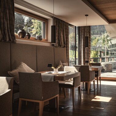 Sunnsait Lounge with tables, chairs, and fireplaces | © Karin Pasterer