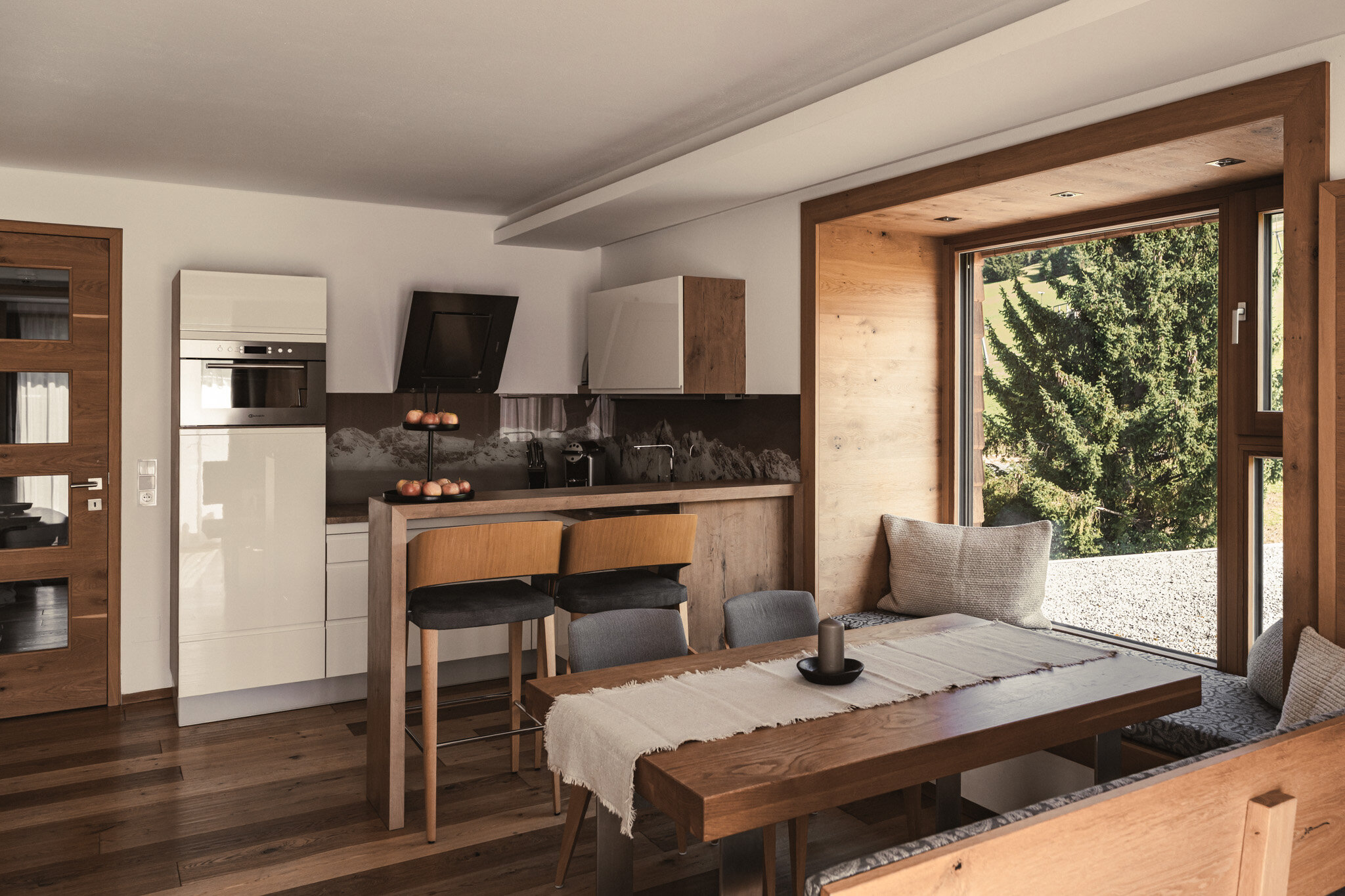 Küche und Essbereich im Appartement im Sunnsait | © Karin Pasterer