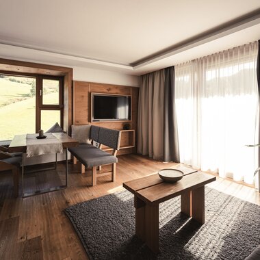 Wohnzimmer und Essbereich im Appartement im Sunnsait | © Karin Pasterer