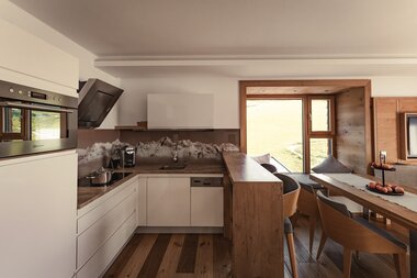 Küche und Essbereich im Appartement im Sunnsait | © Karin Pasterer