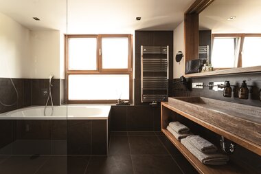 Badezimmer mit Badewanne im Appartement im Sunnsait | © Karin Pasterer