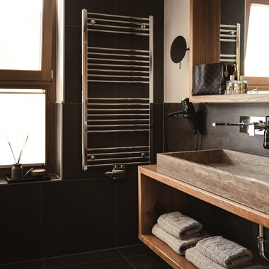 Badezimmer mit Badewanne im Appartement im Sunnsait | © Karin Pasterer