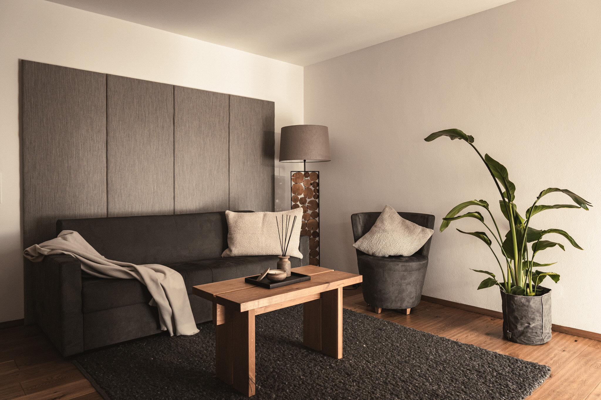 Living room in the apartment in Sunnsait | © Karin Pasterer