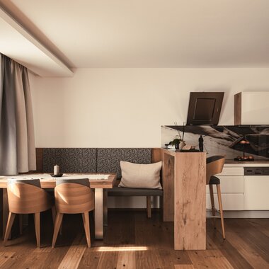 Kitchen and dining area in the apartment in Sunnsait | © Karin Pasterer