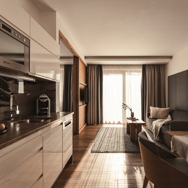 Kitchen and dining area in the apartment in Sunnsait | © Karin Pasterer